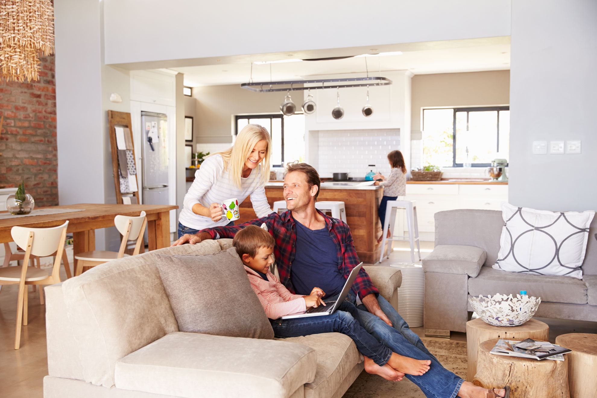 Familie in einem Wohnzimmer